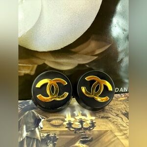 LOT 2280 RUNWAY 24K gold plated CHANEL vintage clip on earrings